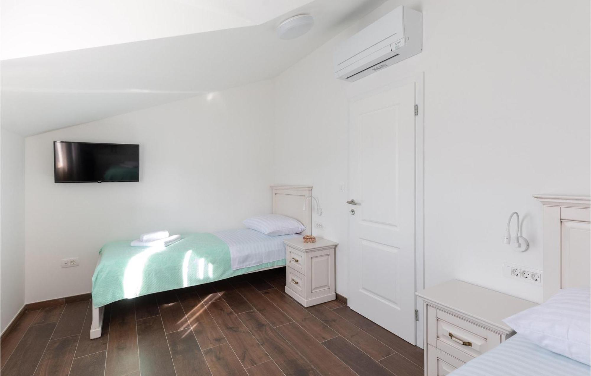 Lovely Home In Klek With House A Panoramic View Exterior foto